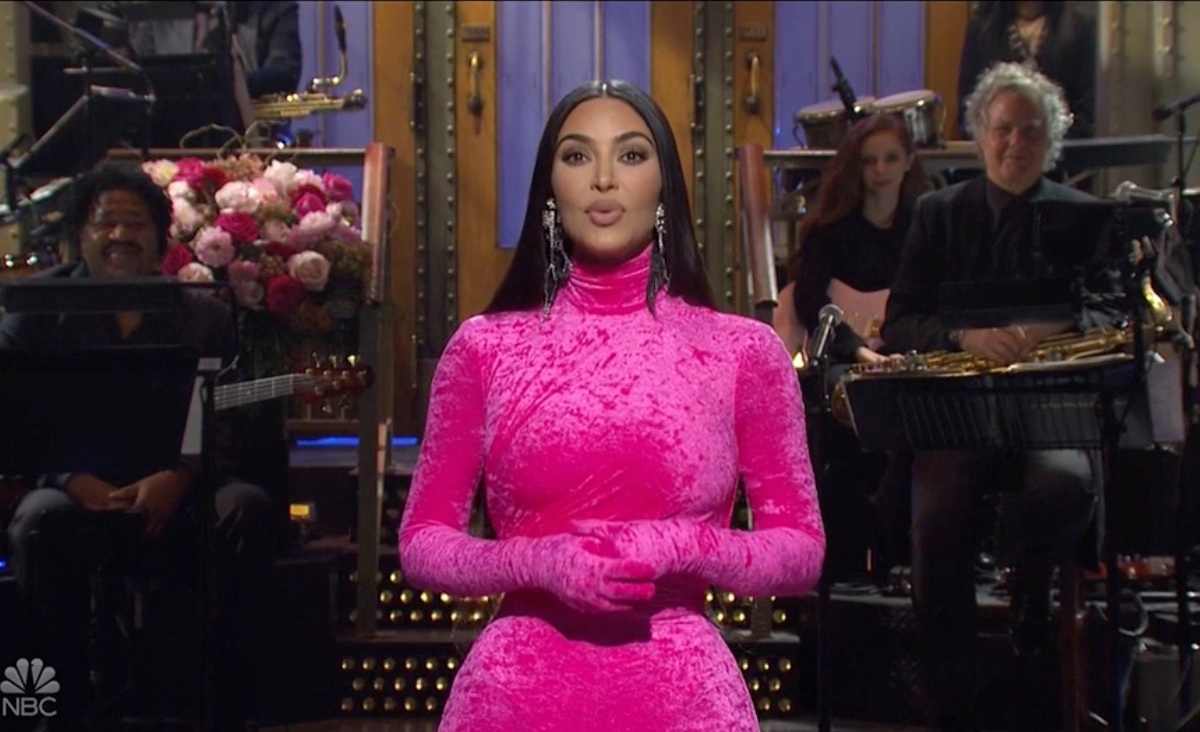 Socialite mostrou jogo de cintura durante Saturday Night Live. Kim Kardashian faz piada sobre sextape e candidatura de Kanye West