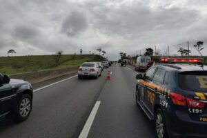 Congestionamento formado na rodovia após o acidente