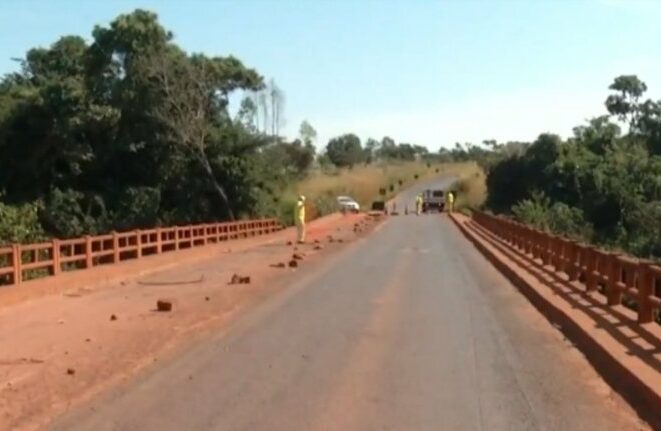 A ponte na GO-084, sobre o Rio Corrente, está bloqueada para tráfego de veículos pesados até novembro (Foto: Reprodução - Tv Anhanguera)