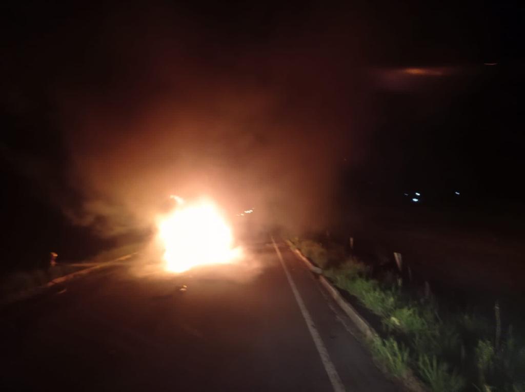 Incêndio causado pelo acidente, em Jaraguá (Foto: CBMGO - Divulgação)