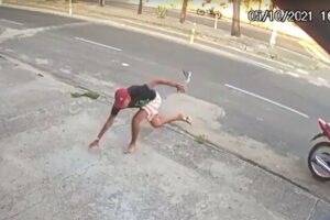Assaltante tropeça após tira de chinelo arrebentar