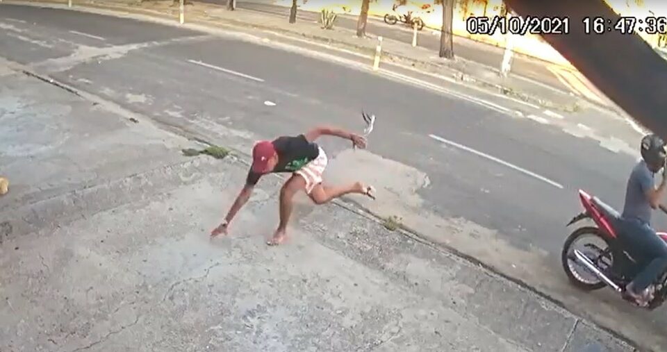 Assaltante tropeça após tira de chinelo arrebentar