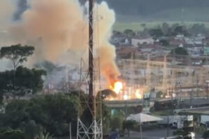Fumaça e explosões foram registradas por moradores da região. (Foto: Reprodução)
