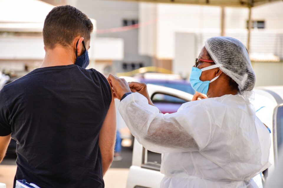 Goiânia ampliou a vacinação contra Covid e imuniza com a terceira dose pessoas imunossuprimidas acima de 18 anos, nesta terça-feira (19). (Foto: Jucimar de Sousa/Mais Goiás)