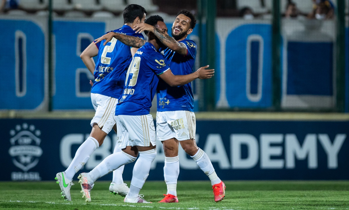 Jogadores do Cruzeiro comemoram gol em jogo pela Série B