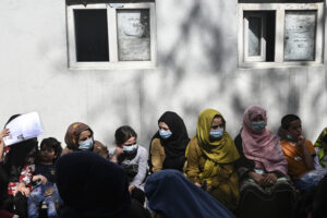 Contra a fome, famílias afegãs tem vendido suas filhas