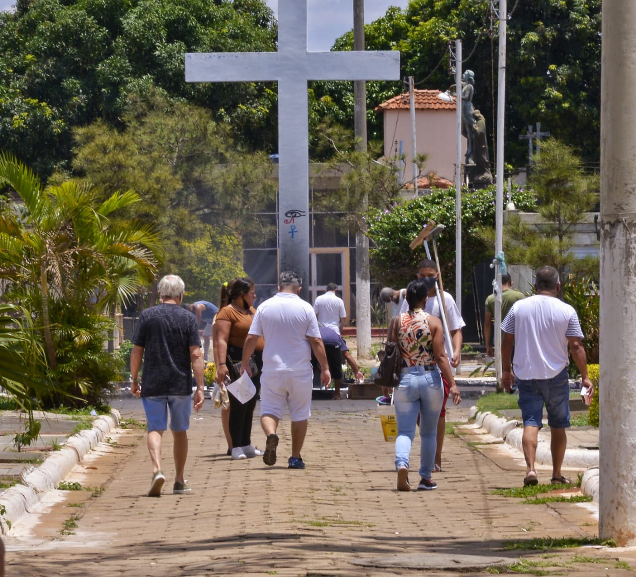 Além de honrar os mortos, Dia de Finados pode dar esperança aos vivos com o avanço da vacinação