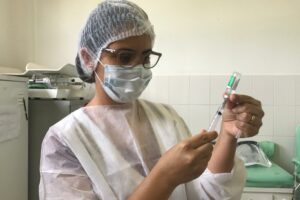 Goiânia segue com a vacinação contra Covid nesta quinta (21) e sexta-feira (22). Ainda há vagas para adolescentes e profissionais da saúde. (Foto: divulgação/Prefeitura)