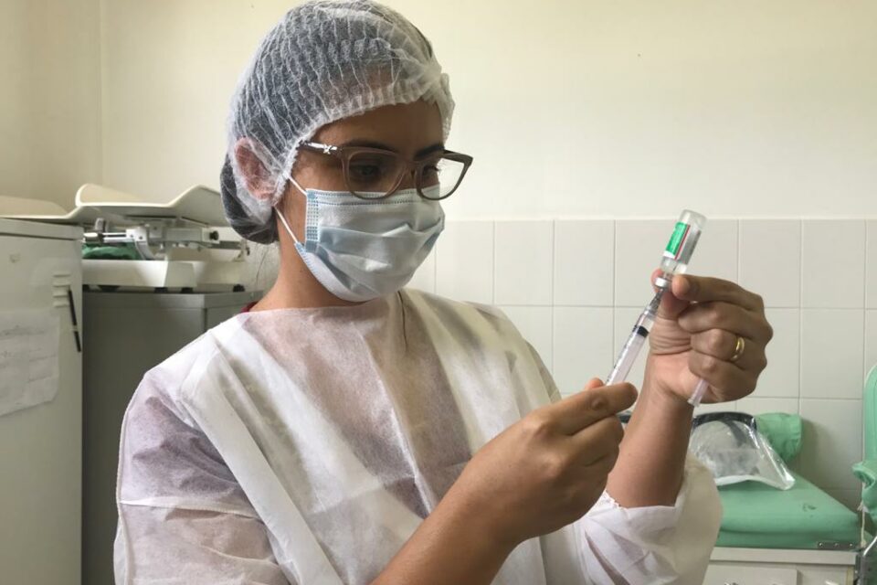 Goiânia segue com a vacinação contra Covid nesta quinta (21) e sexta-feira (22). Ainda há vagas para adolescentes e profissionais da saúde. (Foto: divulgação/Prefeitura)