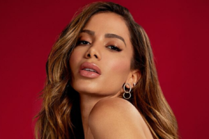 'Aqui eu vivo a vida', afirma a cantora ao lançar seu novo single 'Faking Love'. Anitta diz que nos EUA consegue sair e beijar muito