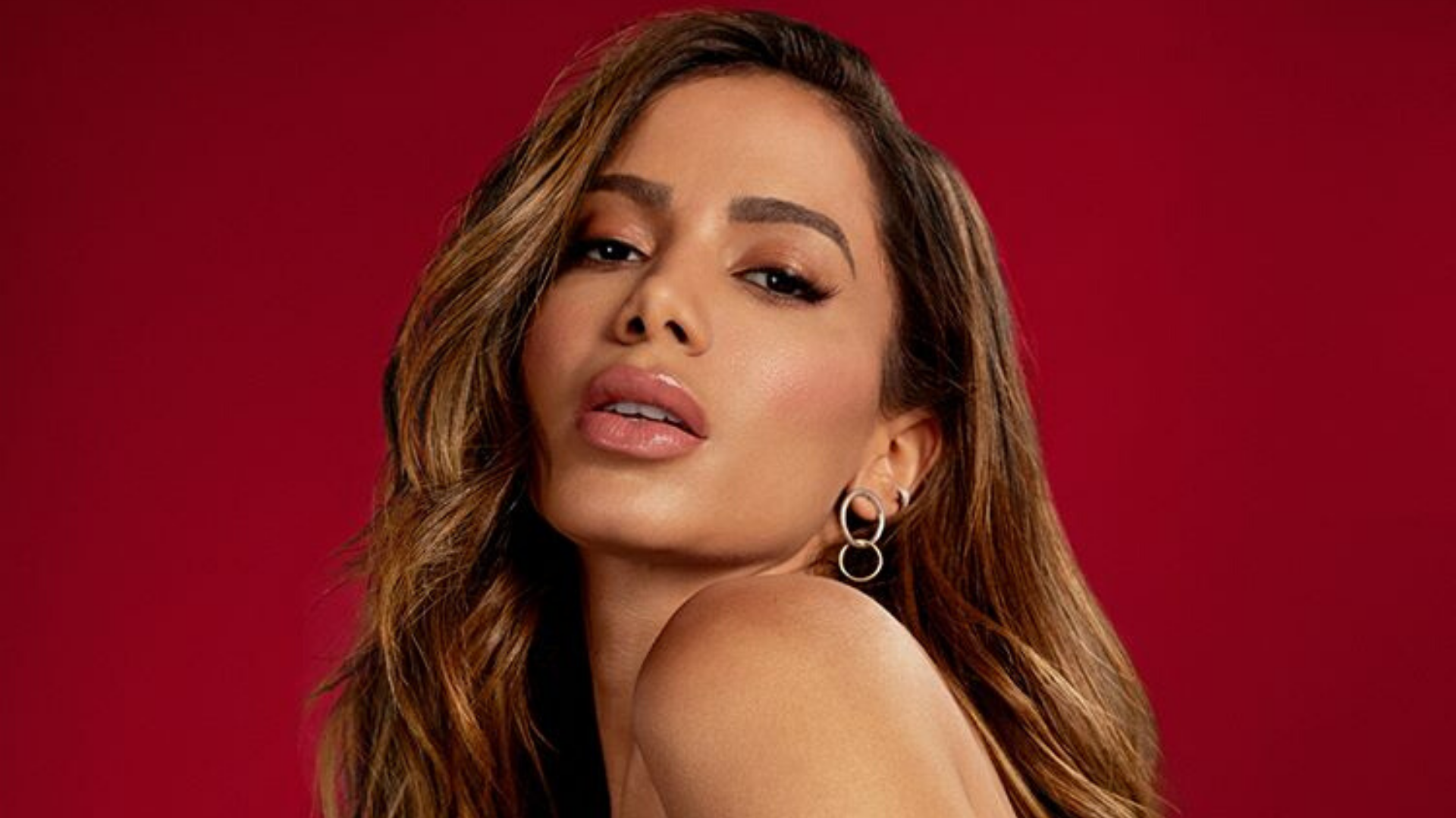 'Aqui eu vivo a vida', afirma a cantora ao lançar seu novo single 'Faking Love'. Anitta diz que nos EUA consegue sair e beijar muito