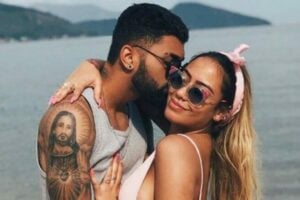 Fonte acredita que o casal vai assumir o romance após a Libertadores. Gabigol e Rafaella Santos reataram o namoro em segredo irmã de Neymar