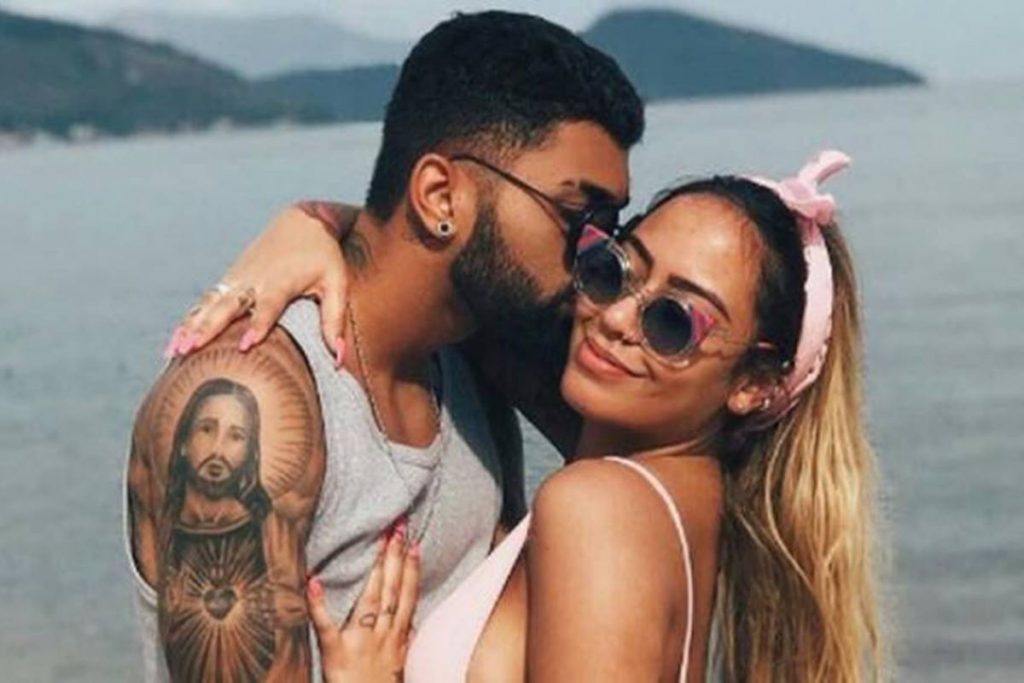 Fonte acredita que o casal vai assumir o romance após a Libertadores. Gabigol e Rafaella Santos reataram o namoro em segredo irmã de Neymar
