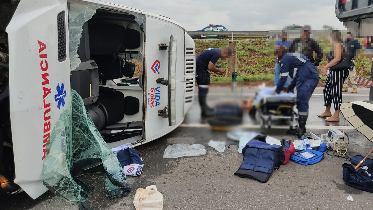 Ambulância tomba na BR-060 devido água na pista e deixa motorista ferido