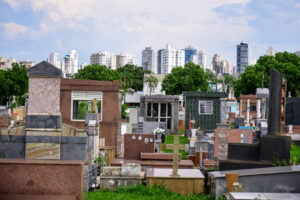 Cemitério com a cidade ao fundo