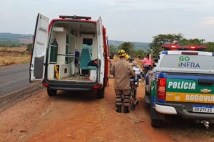 Pai e filho morrem após carro capotar em Nova Glória