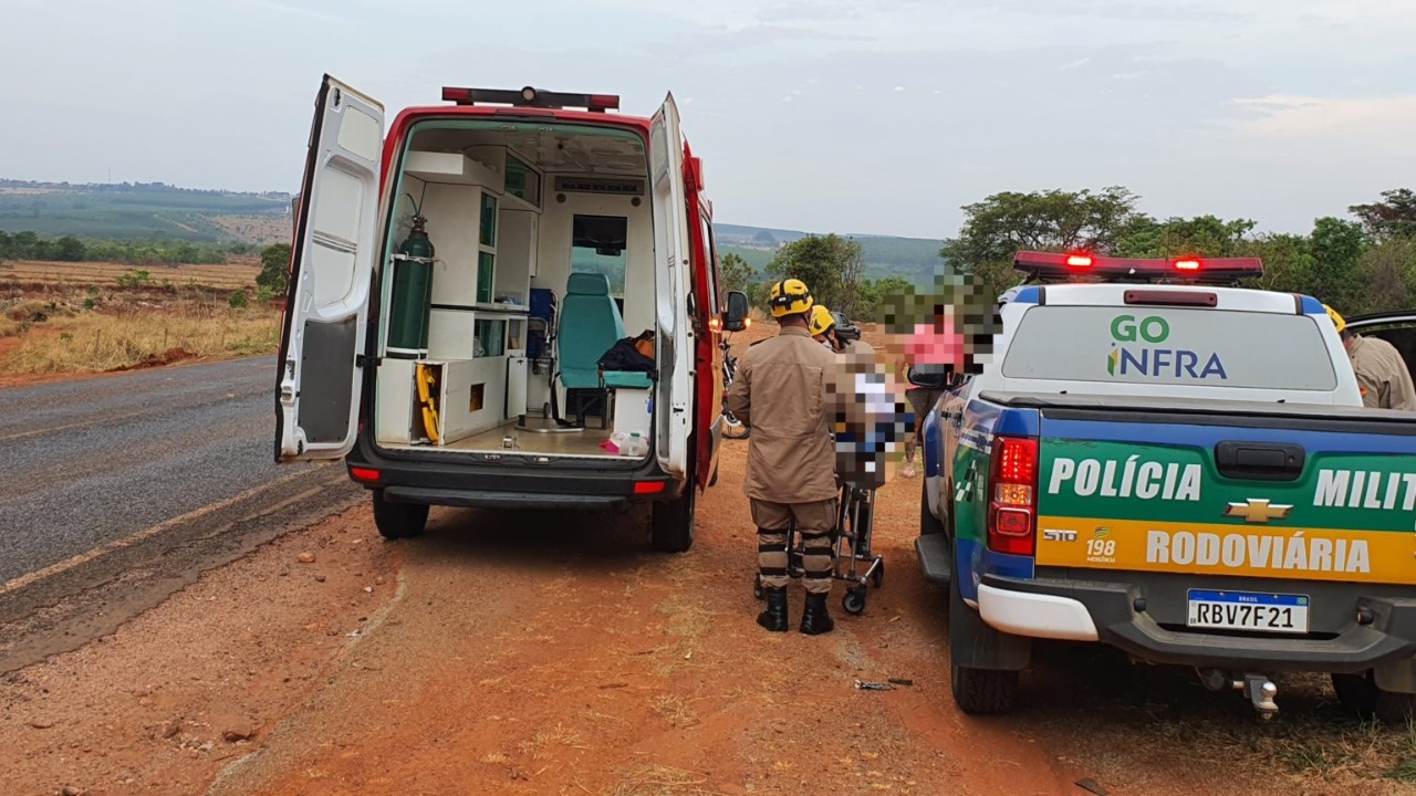 Pai e filho morrem após carro capotar em Nova Glória (Foto: Corpo de Bombeiros) 