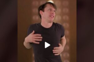 Versão brasileira é cantada pela dupla de forrozeiros Ávine e Matheus Fernandes. James Blunt dança Coração cachorro vídeo James Blunt