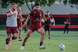 Zé Roberto durante treino no Atlético-GO