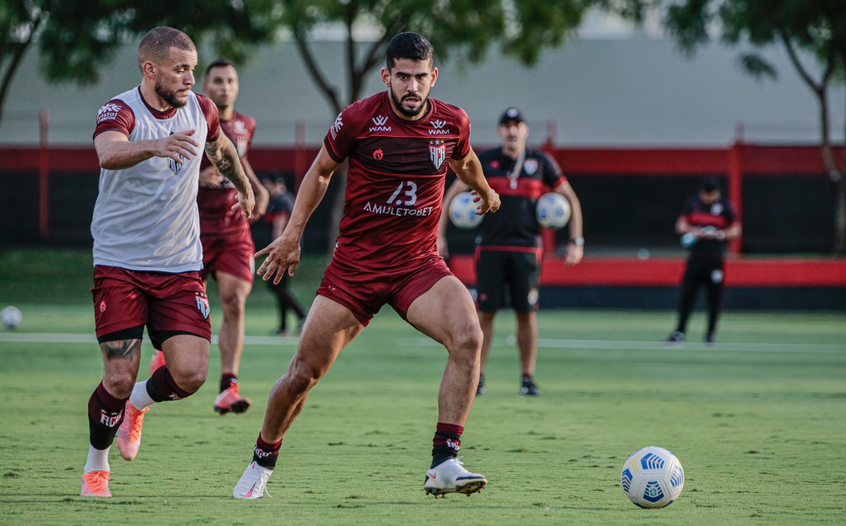 Zé Roberto durante treino no Atlético-GO