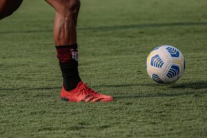 Jogador do Atlético-GO em treinamento com bola