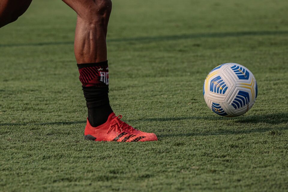 Jogador do Atlético-GO em treinamento com bola