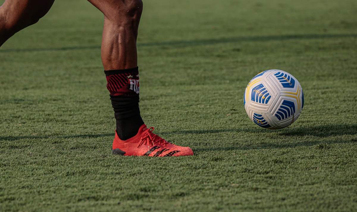 Jogador do Atlético-GO em treinamento com bola