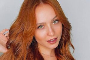 Fãs da atriz foram só elogios nos comentários. Larissa Manoela posa de biquíni e dá close no bumbum; fotos