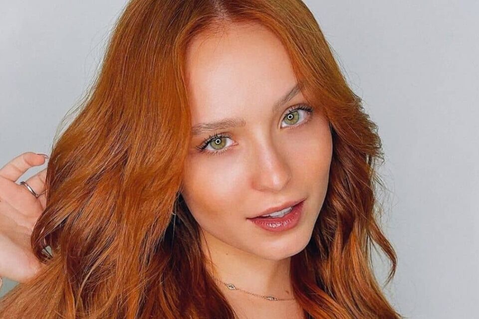 Fãs da atriz foram só elogios nos comentários. Larissa Manoela posa de biquíni e dá close no bumbum; fotos