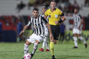 Jogador do Atlético-MG na frente do árbitro Rafael Claus