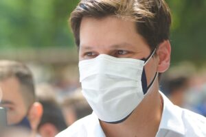 Daniel Vilela estava em restaurante invadido por carro; político não se feriu