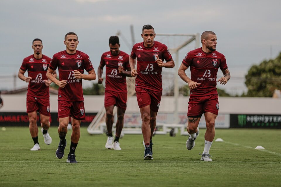 Jogadores do Atlético-GO durante corrida no CT