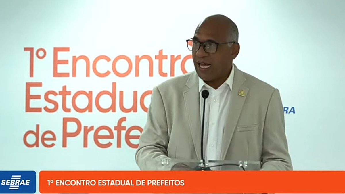 Prefeito Rogério Cruz durante evento do Sebrae Goiás