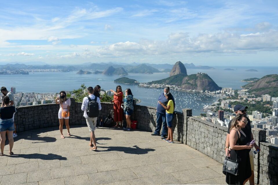 Prefeito do Rio prevê desobrigar uso de máscaras em duas semanas
