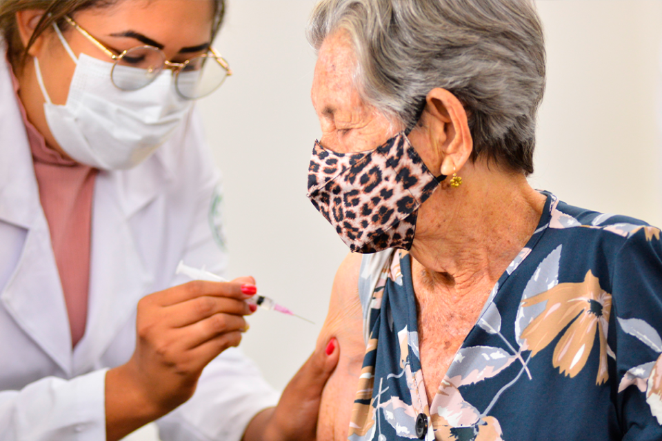 OMS recomenda aplicação de terceira dose de Coronavac em idosos