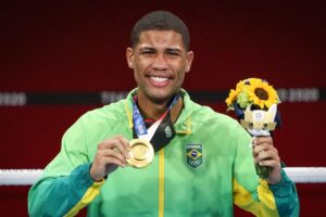 Hebert Conceição com medalha de Ouro dos Jogos Olímpicos de Tóquio