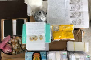 Polícia cumpre mandados contra grupo que prometia transformar papel branco em dinheiro