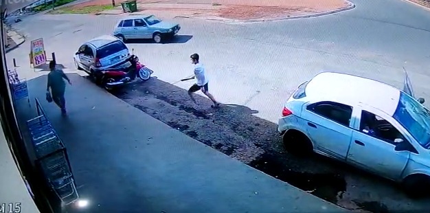 Mulher é agredida por motorista de aplicativo com facão em Anápolis - vídeo