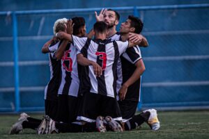 Jogadores do Goiânia ajoelhados comemorando