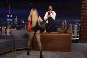 Jimmy Fallon 'Madame X', mais recente turnê da artista, é lançada no Paramount+. Madonna mostra o bumbum e deixa Jimmy Fallon envergonhado: vídeo