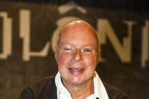 morte de Gilberto Braga 'Graças a você, falamos de racismo em horário nobre', escreveu Zezé Motta. Gilberto Braga: Famosos lamentam a morte do autor de novelas novela