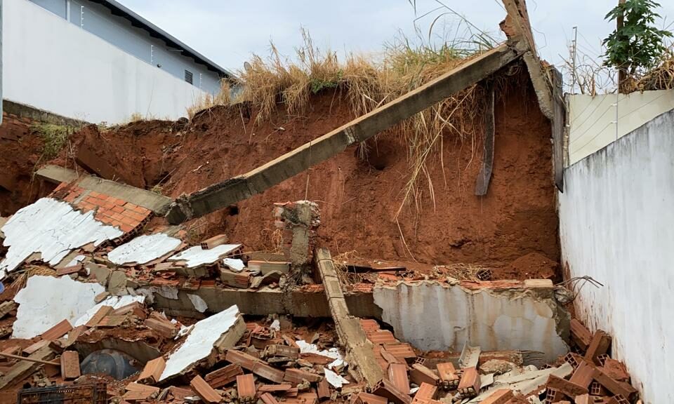 Deslizamento de terra deixa animais mortos em bairro de Catalão