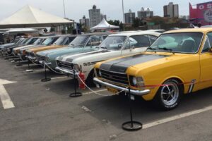 encontro de carros antigos no Parque Mutirama