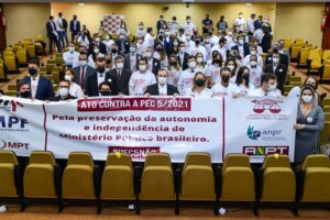 Promotores e membros do Ministério Público protestam contra PEC 5/2021