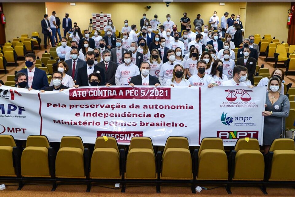 Promotores e membros do Ministério Público protestam contra PEC 5/2021
