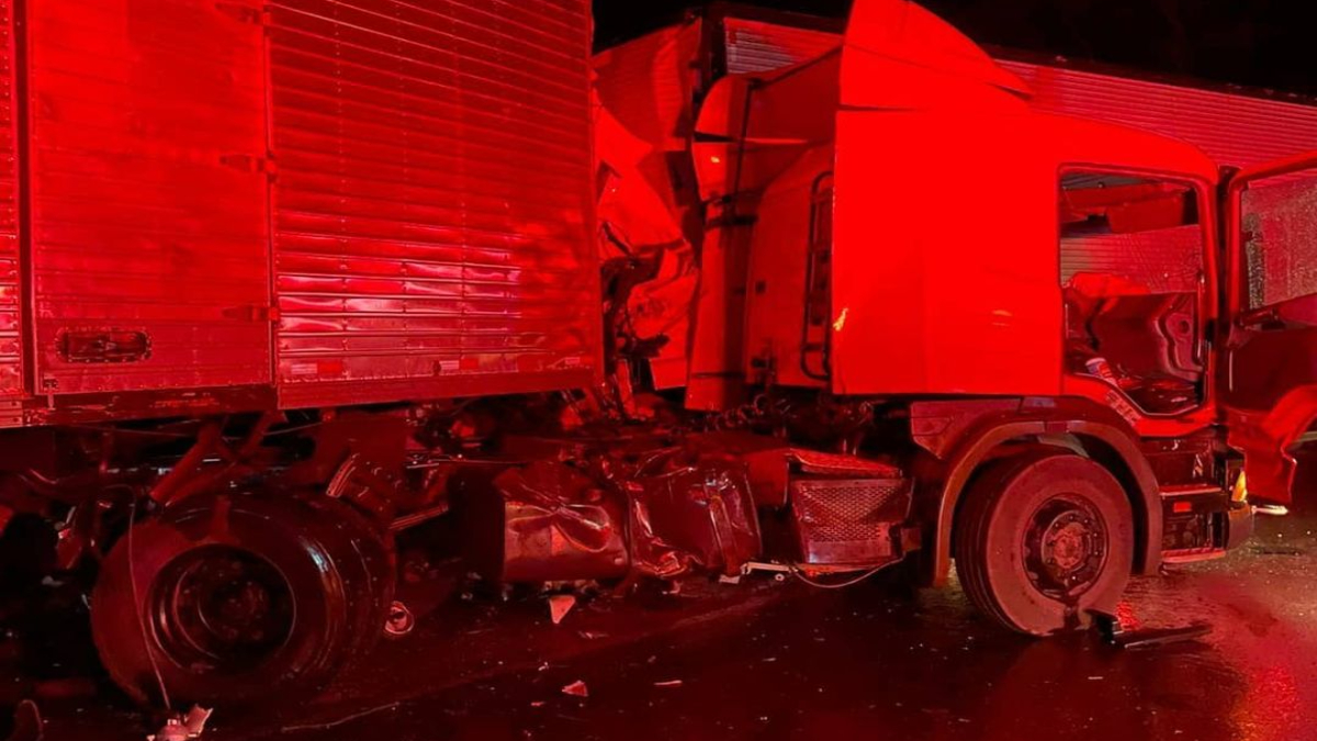 Caminheiro morre após colisão entre duas carretas em Uruaçu, na BR-153