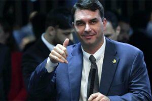 Flávio Bolsonaro imita gargalhada do pai ao comentar sobre CPI da Covid: assista (Foto: Agência Senado)