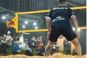 Jogador durante partida de futevôlei