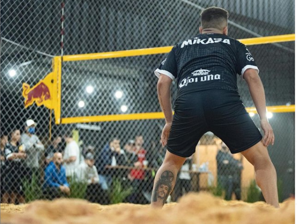 Jogador durante partida de futevôlei