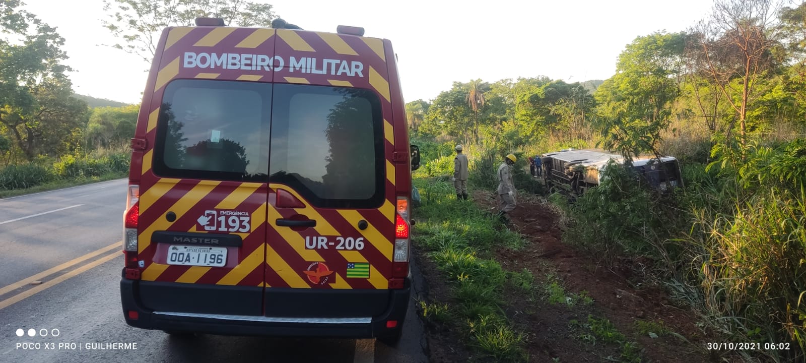Ônibus tomba e deixa cinco feridos na BR-020, perto de Formosa (Foto: Bombeiros)
